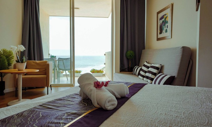 Herzliya Pituach Apartamento | Amano Sewview Suit - Spacious sea-view suite with balcony