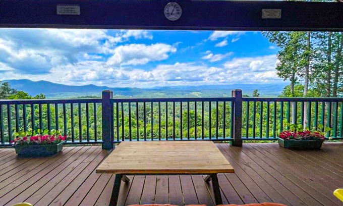 Murphy Cabina | Amazing chalet with mountain views, wraparound porch, firepit, & hot tub