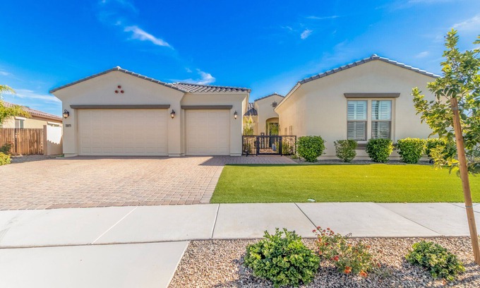 San Tan Valley Casa | AMAZING EXECUTIVE STYLE HOME / MASTERPLAN COMMUNITY /COMMUNITY LAKE/ POOLS