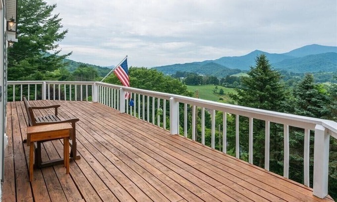 Burnsville Chalet De Esquí | Amazing Mountain Views at Blue Bird Cabin Come Enjoy Our Home