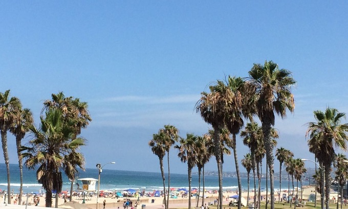 South Mission Beach Condominio | Increíble proximidad a la playa, a la bahía y al parque Belmont con vistas directas al océano.