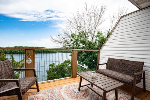 Kaiser Casa | Amazing Views from Balcony, Loft & Gated Pool