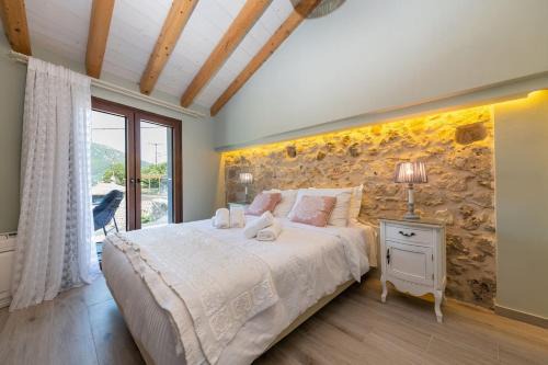 Doukades Apartamento | Amelia & Nicholas Stone Houses