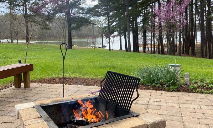 Henderson Apartamento | Angler's Den~Kerr Lake Life! Lake Front, Kayaks & Boat Dock