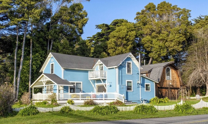 Fort Bragg Casa | Annie`s Beach House - A historic and cozy rental just minutes away from the beach!