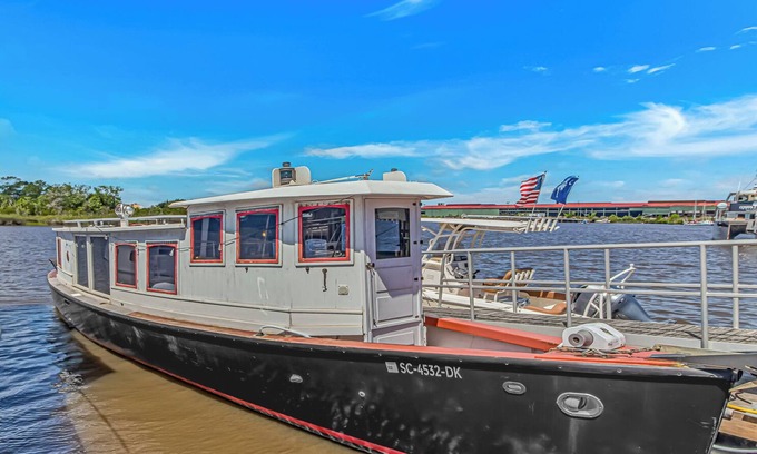 Georgetown Alquiler De Eote | Antique Tugboat on the Harborwalk