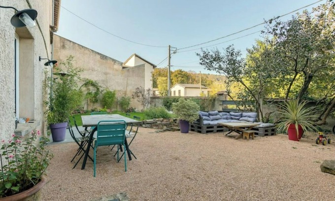 Saint-Cyr-au-Mont-d'Or Casa | Apartment with garden in charming property