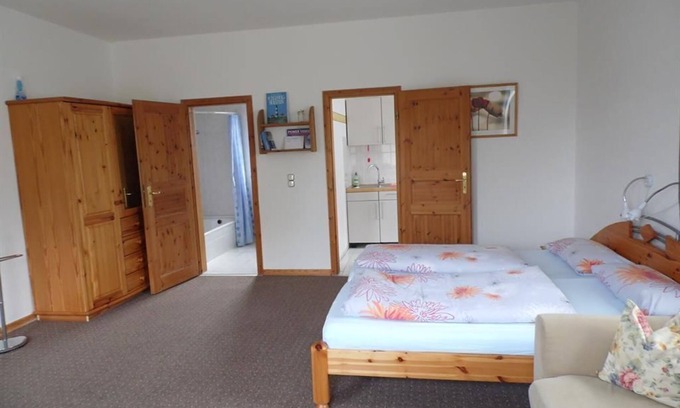 Altenholz-Klausdorf Apartamento | Apartment 1, shower, WC, living room/bedroom - Ferienwohnung Wall