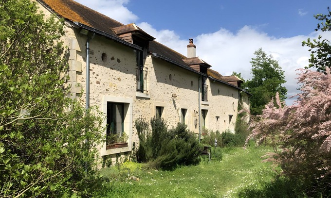 Durtal Apartamento | Apartamento 'À L'Aujardière' con Jardín Compartido y Wi-Fi