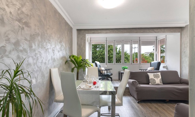 Huelva Apartamento | Apartamento 'Antiguo Estadio' con terraza privada, balcón y Wi-Fi