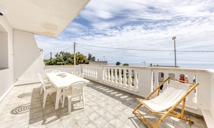 Marina di Andrano Apartamento | Apartamento 'Casa Vacanze Le Carrube' con vistas al mar, terraza privada y aire acondicionado