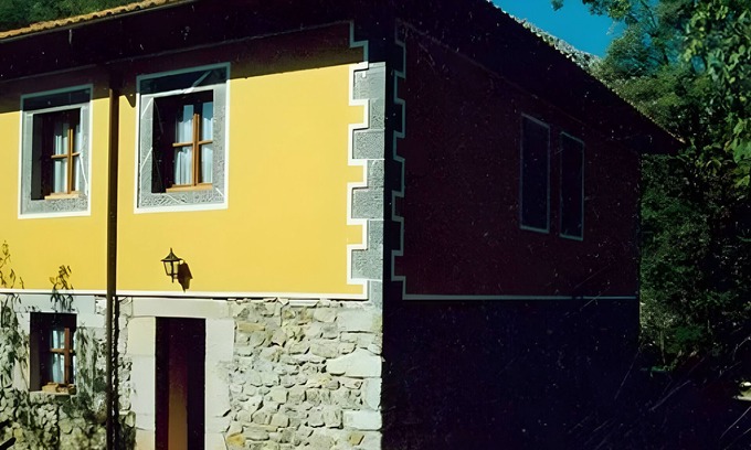 Arriondas Casa | Apartment 'Casa Collado Sto Tomas Apto 1' with Mountain View and Shared Terrace