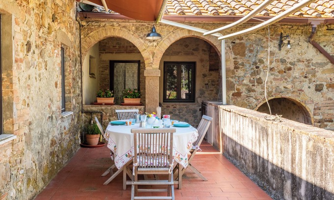 Radicondoli Apartamento | Apartamento 'Casa En Antiguo Caserío' con vistas a las montañas, piscina comunitaria y Wi-Fi