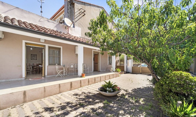 Carbonia Apartamento | Apartamento 'Casa Regina' con terraza privada, Wi-Fi y aire acondicionado