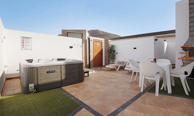 Puerto del Rosario Apartamento | Apartamento de vacaciones "Eclipse" en Puerto del Rosario con vistas a la montaña, jacuzzi, Wi-Fi, aire acondicionado y terraza; aparcamiento disponible en la propiedad