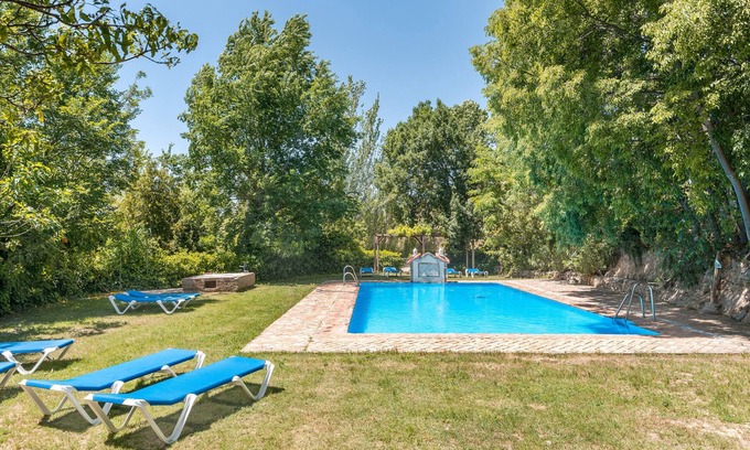La Zubia Apartamento | Apartamento 'El Cobertizo' con vistas a la montaña, piscina compartida y Wi-Fi
