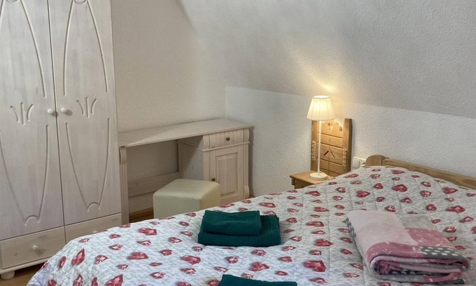 Altenberg Cama Y Desayuno | Apartment/flat, shower and bath, WC, garden side - Pension ZUR 23