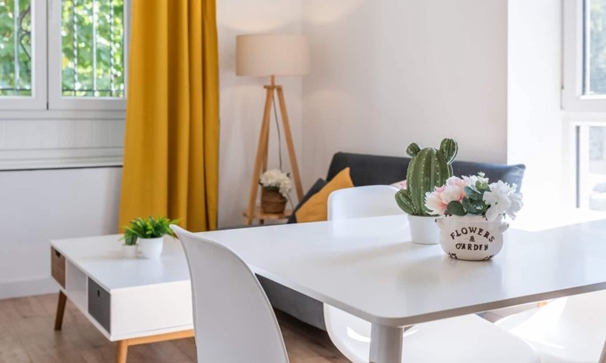 Cervantes Apartamento | Apartment in a restored mansion in Granada.