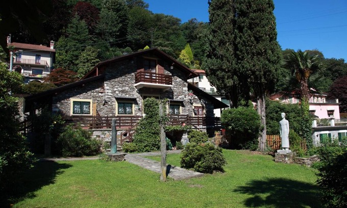 Carciano Chalet De Esquí | Apartamento en chalet de piedra rodeado de vegetación a pocos pasos del lago.