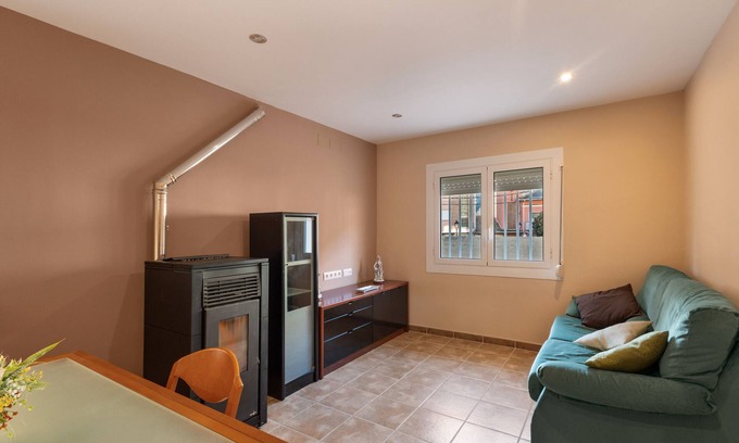 Cercs Apartamento | Apartamento 'Menvil' con vistas a la montaña, terraza privada y Wi-Fi