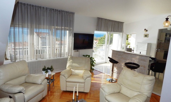 Duce Apartamento | Apartamento Romero con tres habitaciones y vistas al mar.