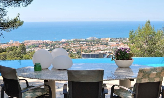 Marbella Apartamento | Apartamento con fantásticas vistas al Mediterráneo y Marbella con piscina.