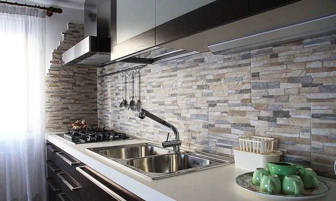 Longa Apartamento | Apartamento con jardín frente a la laguna y el amarradero.