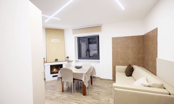 Campolattaro Apartamento | Apartment with porch overlooking the lake