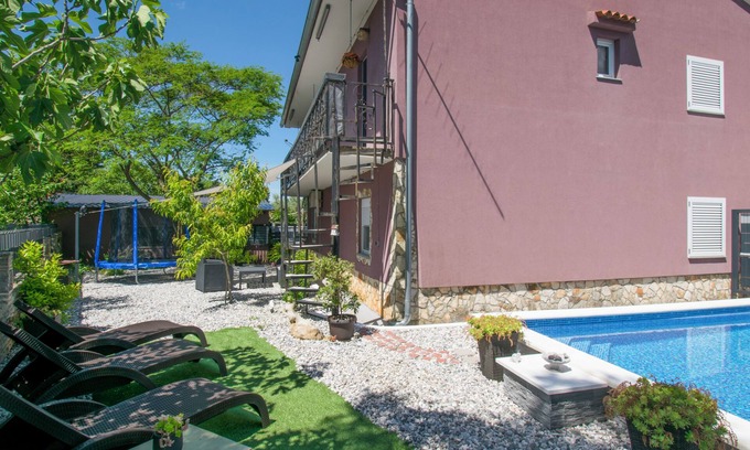 Jursici Apartamento | Casa familiar con piscina privada, pequeño paraíso.