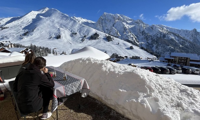 Manigod Apartamento | Apartment with terrace, panoramic view and skis at your feet