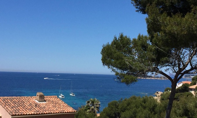 Sanary-sur-Mer Apartamento | Apartamento en casa con vistas al mar de Sanary, a 200 metros de la playa de Beaucours.