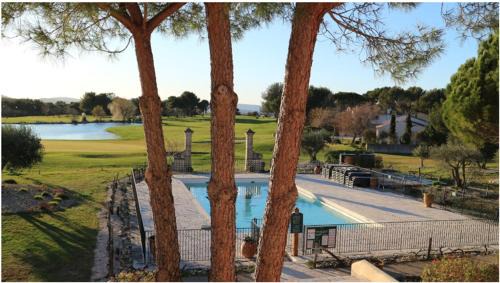 Pont Royal Apartamento | Appartement de charme sur le domaine de Pont Royal à Mallemort, en rez-de-jardin avec terrasse & piscine et vue sur le Golf