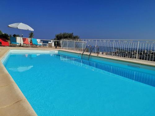 Bastia Apartamento | Appartement Vue Mer à Bastia, terrasse et piscine privée.
