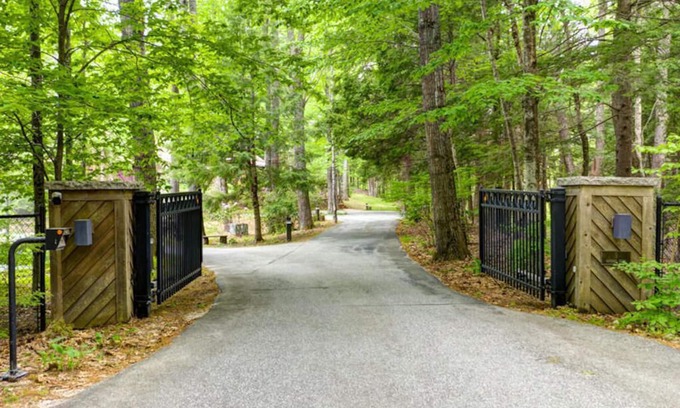 Freeport Casa | Après Ski inspired home, bespoke pool & tennis court!