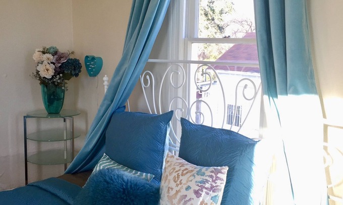 Government Hill Casa | Aqua ROOM! with shared Bathroom inside a House.