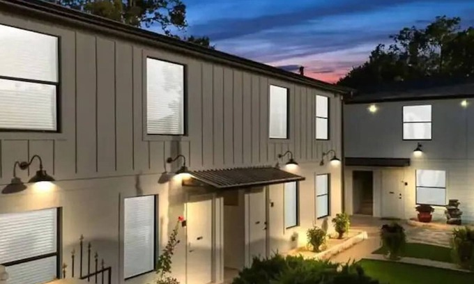 South Central Houston Casa | Arbor Villas I Sleeps 22 I Central HTX I Parking