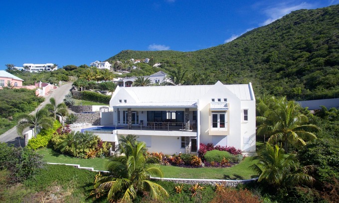 Frigate Bay Villa | Villa de diseño arquitectónico en el paraíso, playa tranquila y vistas al agua azul