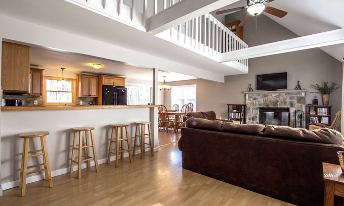 Pocono Lake Casa | Arrowhead Lake Home en alquiler recientemente renovado todo incluido con acceso para discapacitados