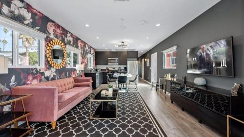 Hollywood Hotel | Art Deco by AvantStay 1920s Remodeled Bungalow Open Layout Courtyard