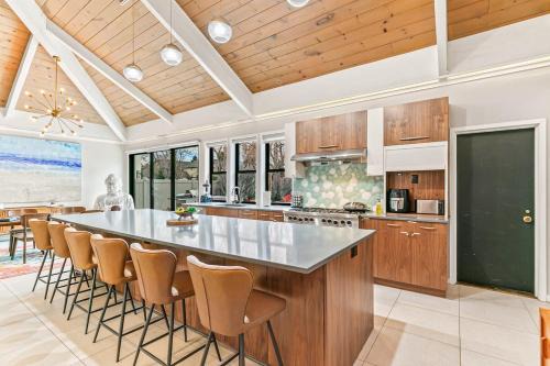 South Park Hill Casa | Artful Stay, Downtown, Spacious, LED Art, Hot Tub