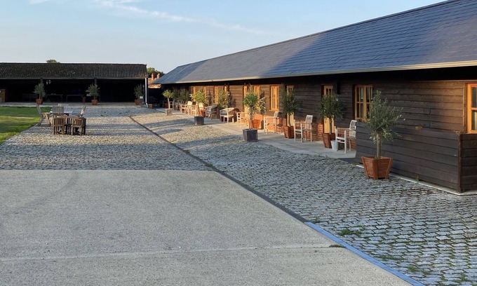 Stockbridge Cabaña | ARTHUR TURNER, THE APPLE ROOMS, pet friendly in Stockbridge