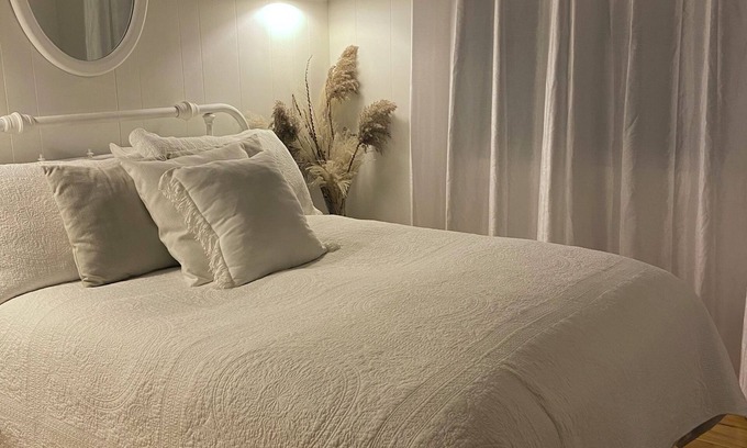 Southampton Cabaña | Artist's Lakehouse - Cozy Private Cottage by Lake Huron - Sleeps up to 5 people