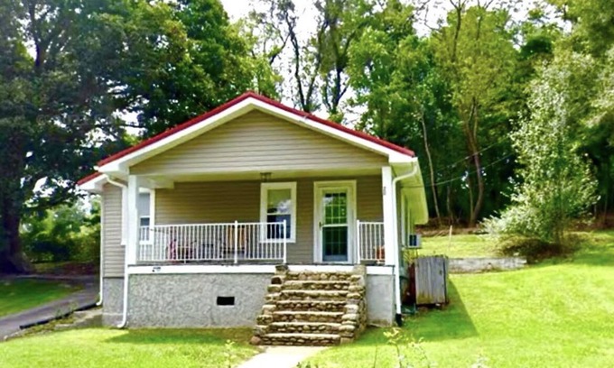 Woodfin Cabaña | Asheville Convenience Cottage Charm - #Badkittycottage