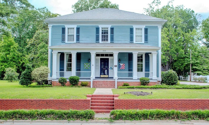 Clinton Casa | Ashford Inn - Spacious 5-bedroom house with WiFi, AC in delightful Clinton