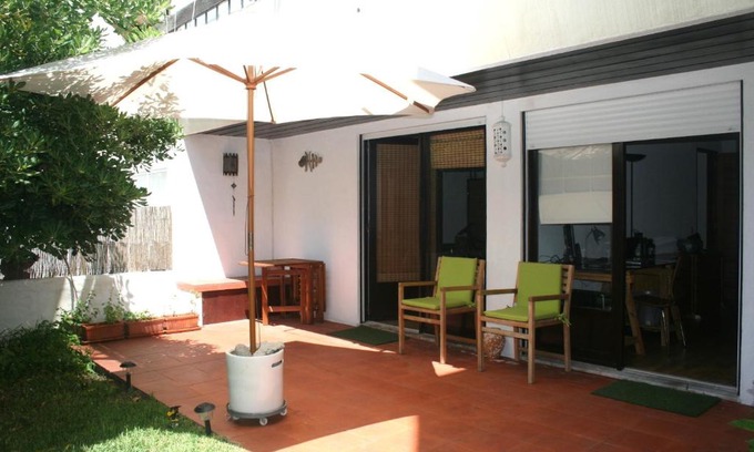 Carcavelos Apartamento | At the beach with a private garden
