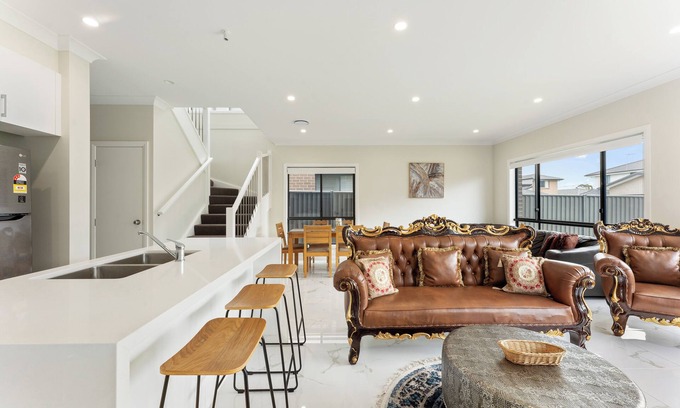 Austral Casa | Austral Spacious large 5 br home with Central AC