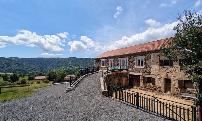 Saint-Privat-d'Allier Cabaña | Gîte auténtico y cómodo con amplio terreno y vista impresionante en Saint-Privat-d'Allier