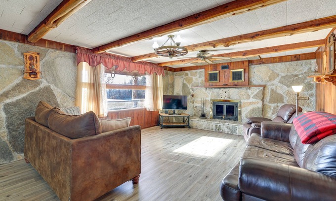 Pineville Cabina | Authentic Log Cabin in Pineville ~ 2 Mi to River!