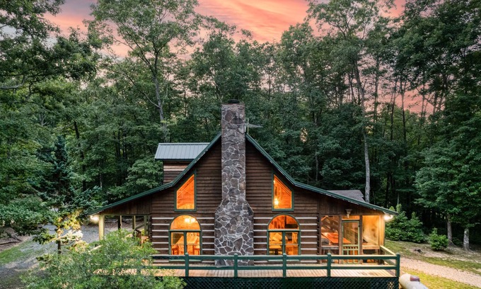 My Mountain Cabina | Authentic Rustic Log Cabin - Fireplace, Fire pit, 2 Acres, Peaceful Outdoors