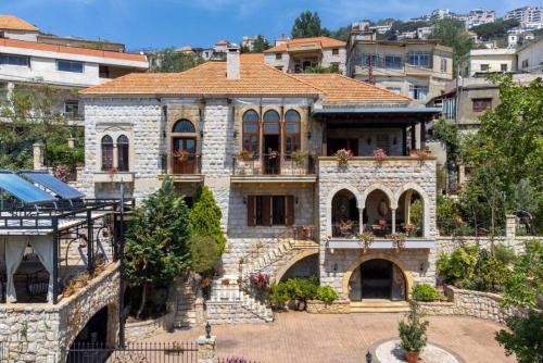 Duhur ash Shuwayr Casa | Authentic Villa with Pool and Garden in Beit Chabeb